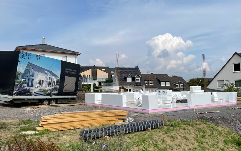 Innerhalb weniger Tage wurden nach dem Erstellen der Bodenplatte die DuoTherm-Elemente geliefert und mit dem Aufbau des Erdgeschosses begonnen.