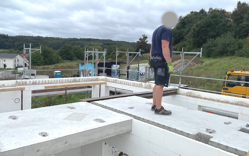 Vom Werk vorgefertigte Stahlbetondeckenplatten verbinden zukünftig das Erdgeschoss mit dem Dachgeschoss.