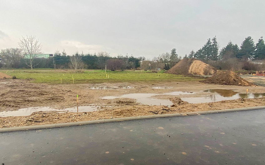 Grundstück mit Absteckungen vor Baubeginn des KErn-Haus allea in Eilenburg