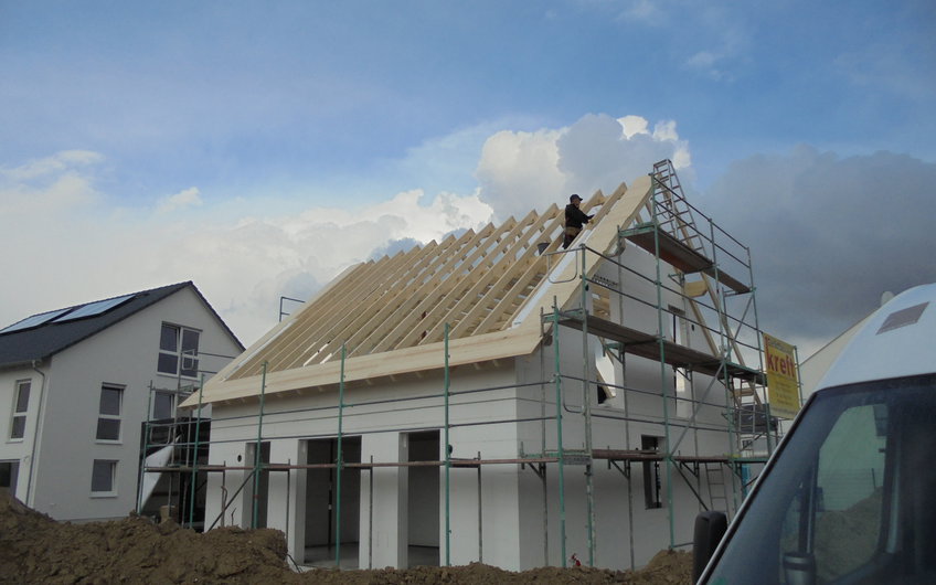 Rohbau des individuell geplanten Einfamilienhauses Luna von Kern-Haus in Ludwigshafen mit fast fertigem Dachstuhl