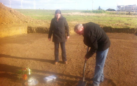 Der Vater der Bauherrin macht sich an die Arbeit.