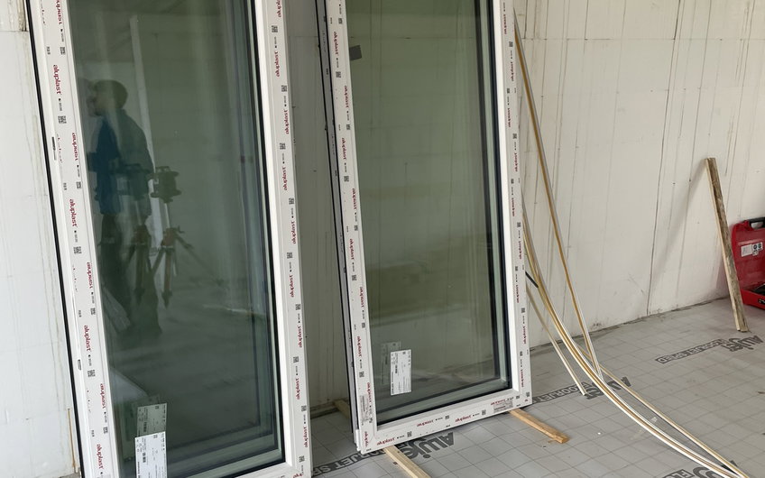 Heute sind die Fensterbauer auf der Baustelle.