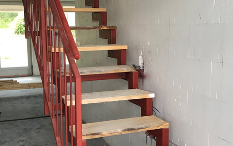 Um sicher in das Dachgeschoss zu gelangen, wurde eine Rohbautreppe montiert.