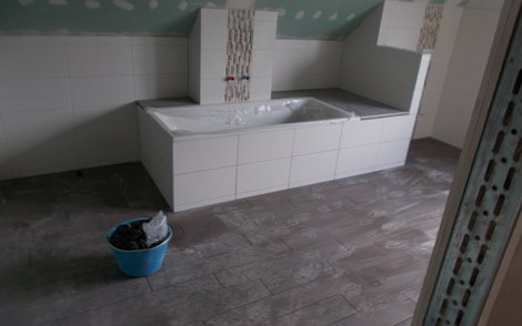 Gefliestes Badezimmer des individuell geplanten Einfamilienhauses Luna von Kern-Haus in Dettenheim