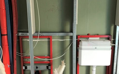 Die Rohmontage im Sanitärbereich hat begonnen.