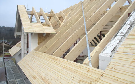 Die Holzverschalung für den Dachüberstand wurde befestigt.