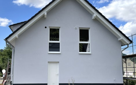 Der Sockelanstrich bildet zusammen mit der Fassade eine perfekt aufeinander abgestimmte Einheit.