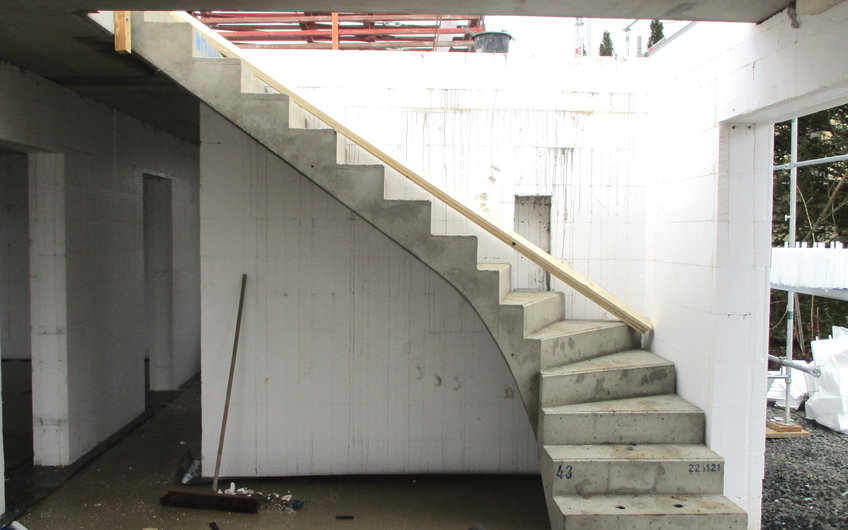 Die vorgefertigte Betontreppe verbindet beide Etagen miteinander.
