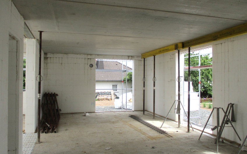 Die vorgefertigte Betondecke wurde verlegt.