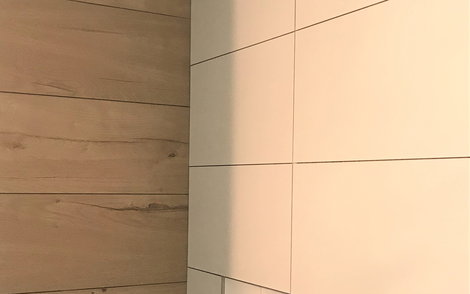 Mehr Ablagefläche bietet die in der Wand integrierte Nische.