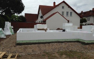 Bau der Erdgeschosswände des individuell geplanten Einfamilienhauses Aura von Kern-Haus in Wachenheim