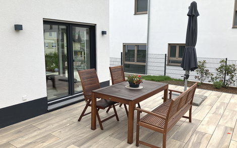 Ein sonniges Plätzchen bietet die Sitzgruppe auf der Terrasse.