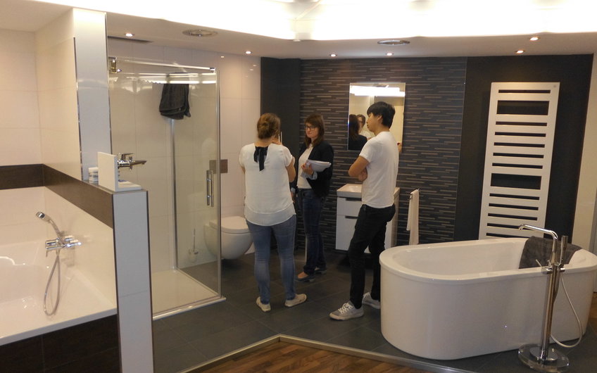 In der Ausstellung werden die Sanitärobjekte bemustert.