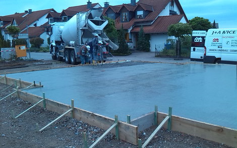 Fertigstellung der Bodenplatte des individuell geplanten Einfamilienhauses Aura von Kern-Haus in Wachenheim
