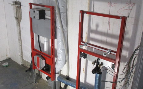 Die Vorwandmodule im Sanitärbereich wurden montiert.