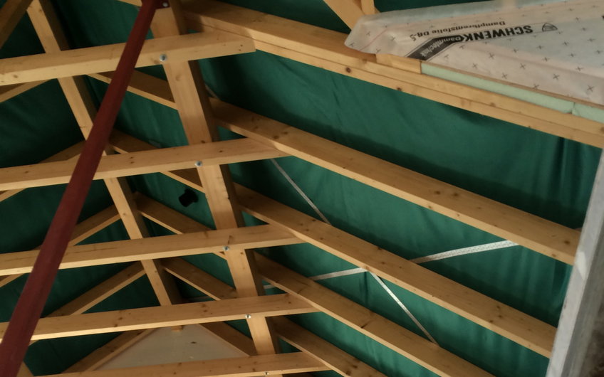 Mit Dachfolie abgedeckter Dachstuhl des individuell geplanten Einfamilienhauses Aura von Kern-Haus in Wachenheim