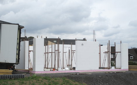 Die DuoTherm-Elemente stehen für ein massives Mauerwerk, welche für dauerhaft niedrige Energiekosten sorgen.