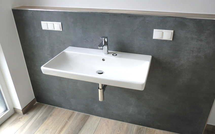 Das eckige Design mit schmalen Rand hebt die Optik des Waschbeckens.