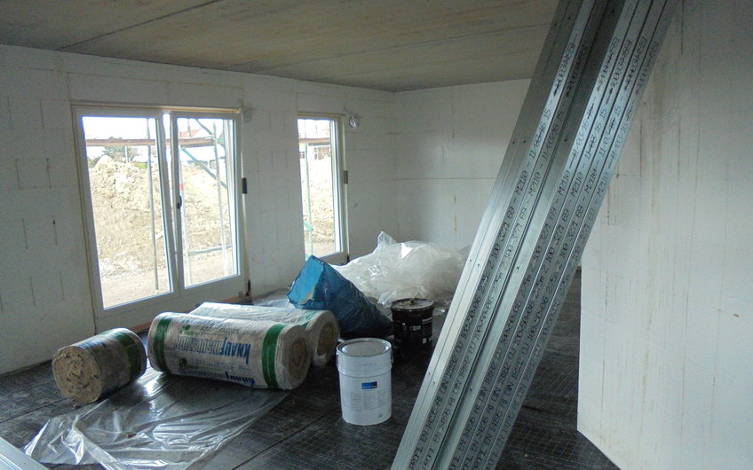 Handwerkermaterial für den Innenausbau im Wohn- und Essbereich des individuell geplanten Einfamilienhauses Luna von Kern-Haus in Ludwigshafen