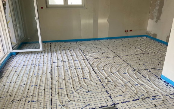 Fußbodenheizung im individuell geplanten Zweifamilienhaus Signus P von Kern-Haus in Radolfzell