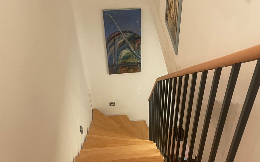 Das Treppengeländer wurde gestrichen und Holzstufen angebracht.