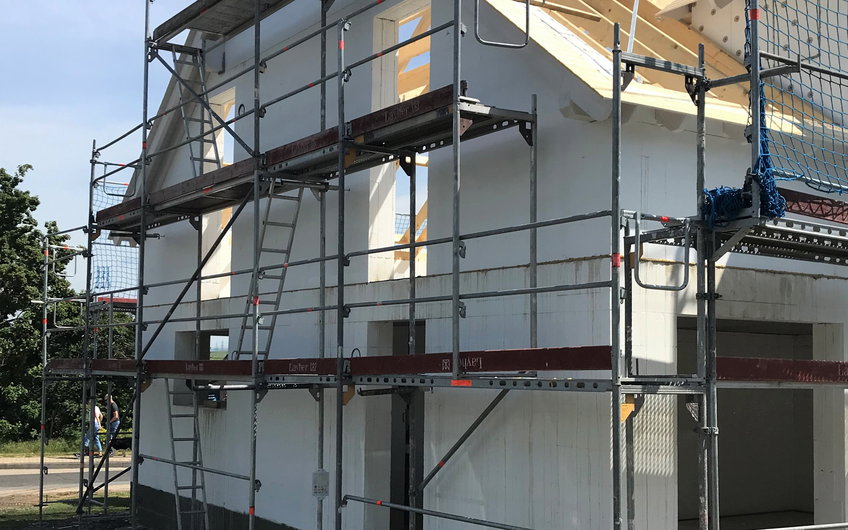 Der Dachstuhl aus Holz wurde aufgeschlagen.