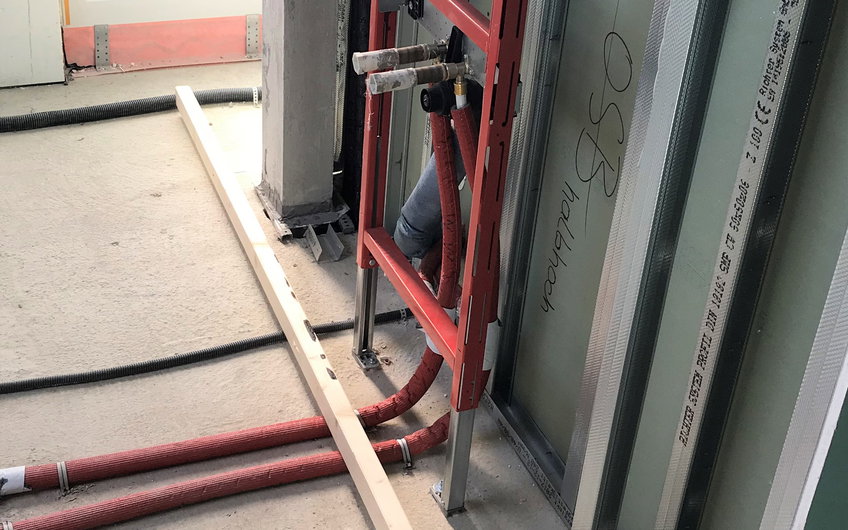 Die Vorwandinstallation im Sanitärbereich wurde montiert.
