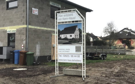 Welches Architektenhaus auf dem Grundstück in Leutesdorf entstehen wird, zeigt das Baustellenschild. Für die ausführenden Handwerksbetriebe ist es ein wichtiger Wegweiser.