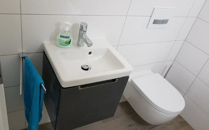 Gäste-WC in der individuell geplanten Doppelhaushälfte Twin XL von Kern-Haus in Bammental