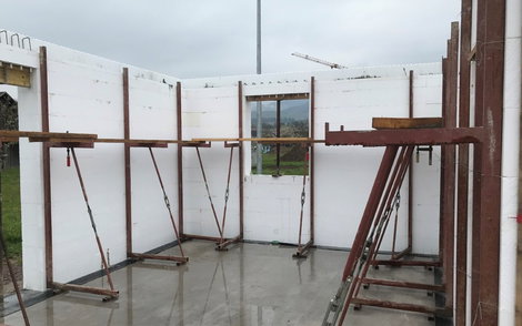 Erdgeschosswände der individuell geplanten Kern-Haus-Stadtvilla Mateo in Sasbach