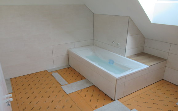 Der Wannenträger wurde nach Einbau der Badewanne mit Fliesen versehen.