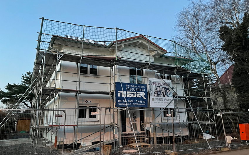 Der Dachdecker hat das Dach gedeckt