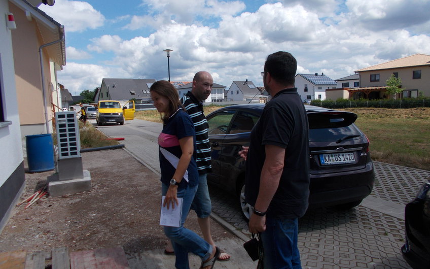 Treffen der Bauherren mit dem TÜV-Prüfer zur Endabnahme vor dem individuell geplanten Kern-Haus Luna in Dettenheim