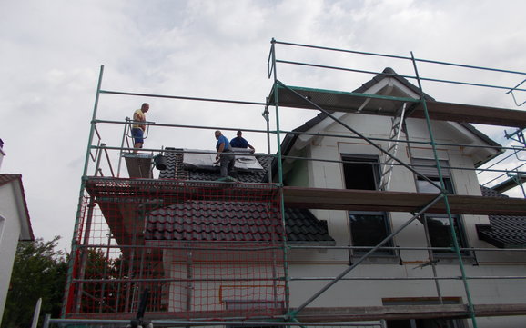 Aufbau der Sonnenkollektoren auf dem Dach des frei geplanten Einfamilienhauses von Kern-Haus in Bad Dürkheim