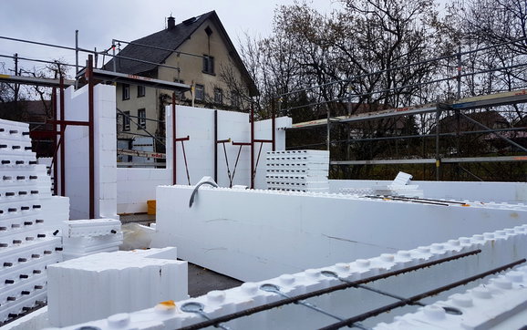 Aufgebaute DuoTherm Compound-Elemente mit Hohlraum und Stahlgitter.