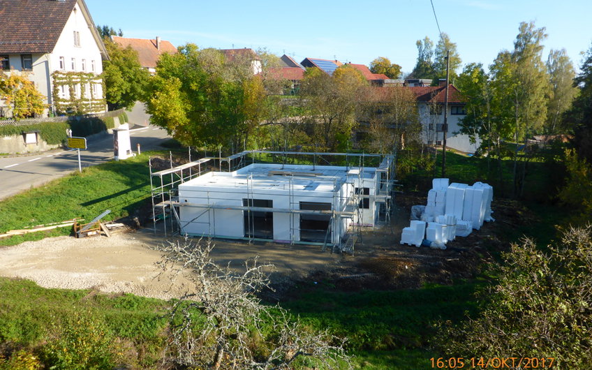 Erhöhter Blick auf Erdgeschoss im Rohbau mit Arbeitsgerüst und gestapelten DuoTherm Compound-Elementen.