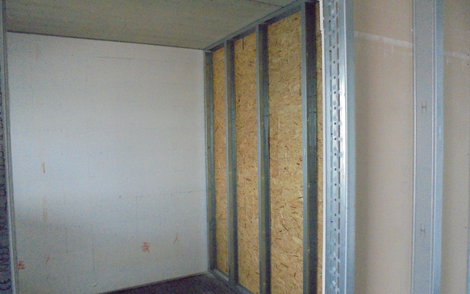 Einseitig verschlossene Trockenbauwand im individuell geplanten Einfamilienhaus Luna von Kern-Haus in Ludwigshafen
