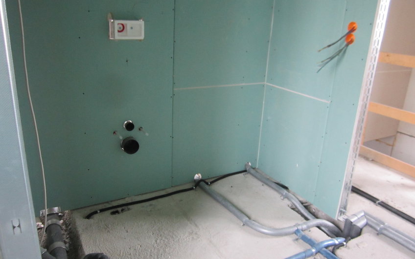 Die Rohinstallation von Elektro und Sanitär