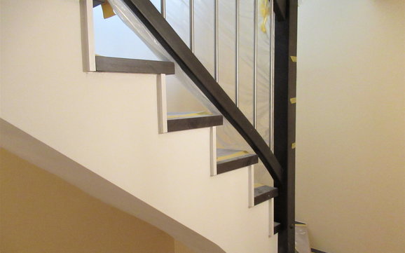 Die Treppe wurde mit Schutzfolie abgedeckt.