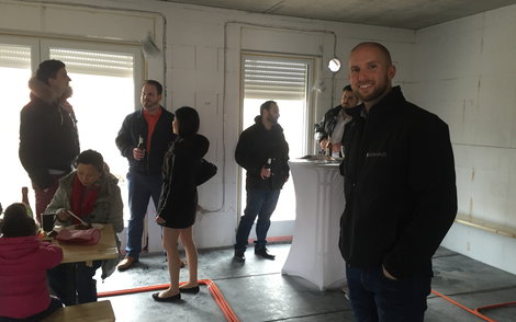Verkaufsberater Bernd Laatz und Gäste beim Rohbaufest im individuell geplanten Einfamilienhaus Luna von Kern-Haus in Ludwigshafen
