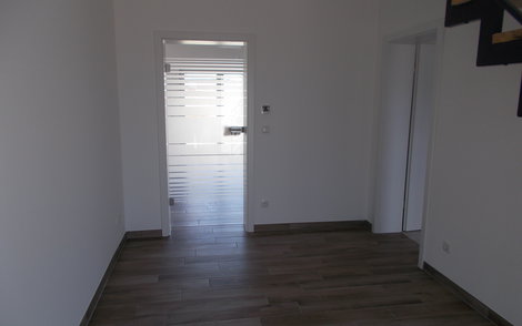 Eingangsbereich im individuell geplanten Familienhaus Luna von Kern-Haus in Dettenheim