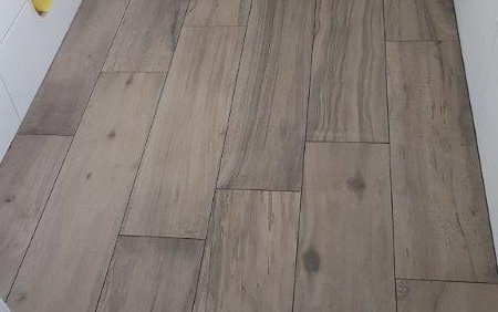 Bodenfliesen im Gäste-WC in der individuell geplanten Doppelhaushälfte Twin XL von Kern-Haus in Bammental