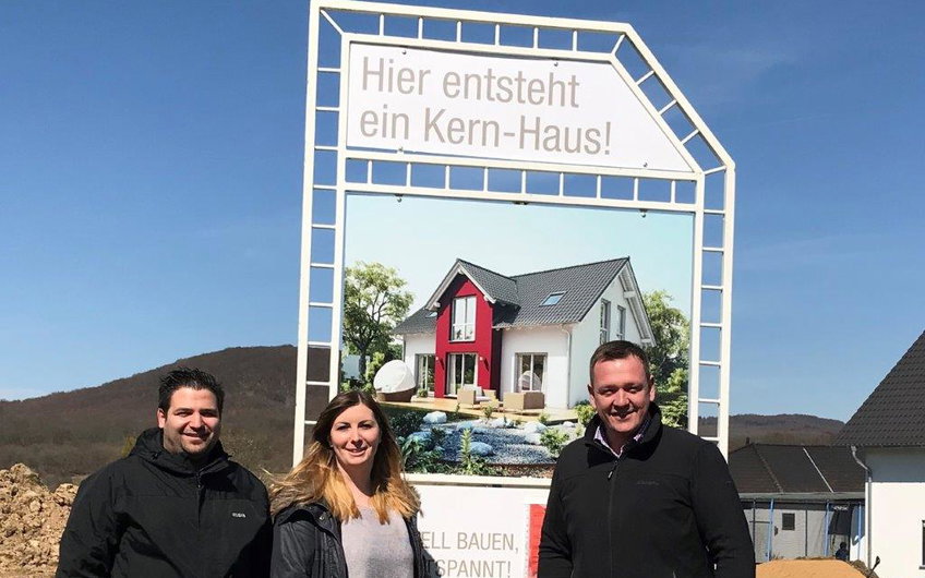 Verkaufsberater Marc Wisser mit den Bauherren.