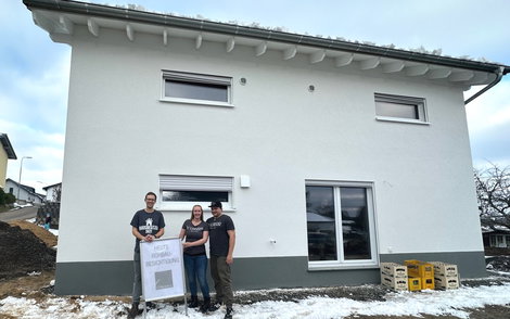 Stolz präsentieren die Bauherrenfamilien ihre eigens kreierten T-Shirts.