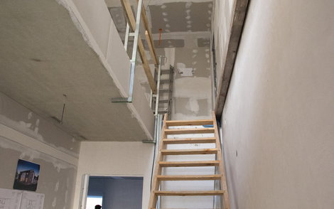 Blick über Treppe hinauf ins Obergeschoss