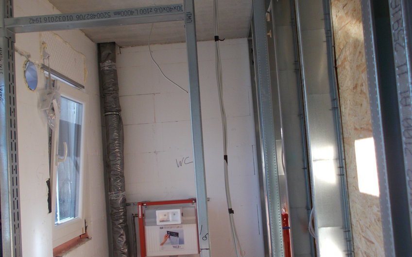 Sanitärrohinstallation im Gäste-WC im individuell geplanten Einfamilienhaus Luna von Kern-Haus in Dettenheim
