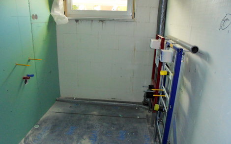 Sanitärrohinstallation im Gäste-WC des individuell geplanten Einfamilienhauses Aura von Kern-Haus in Wachenheim