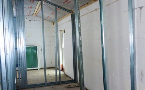 Blick in Raum aus Ständerwerk.