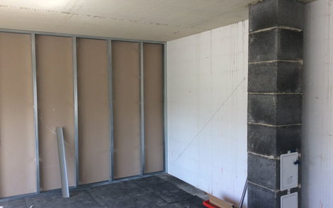 Die Ausführung der Trockenbauarbeiten erfolgt bei diesem Haus im Erdgeschoss- und im Dachgeschoss.