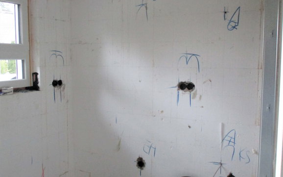 Fleißig wurden zahlreiche Meter an elektrischen Leitungen im Kern-Haus verlegt.